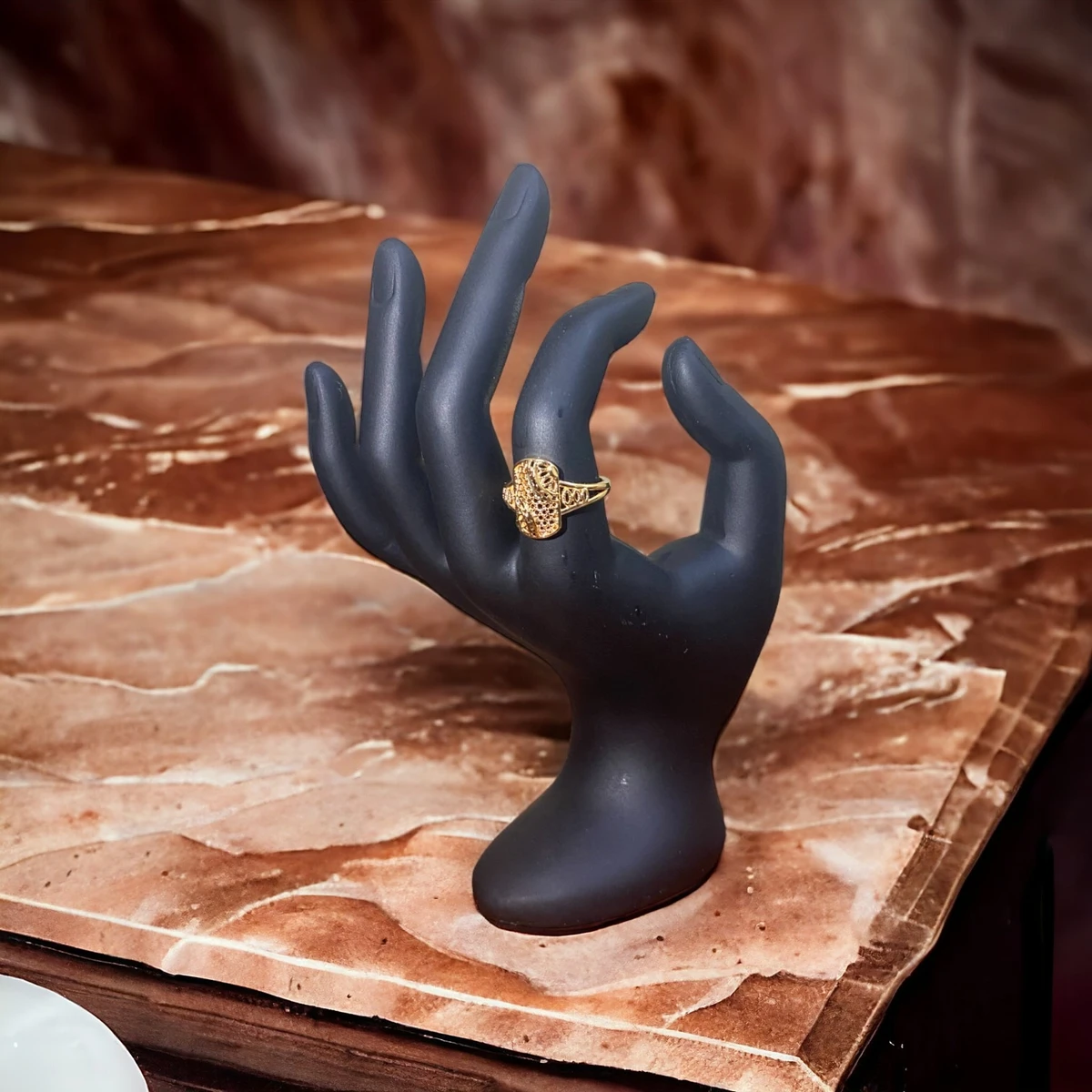 Golden Splendor: Magnificent Ring Crafted with Exquisite Detailing, Radiating Eternal Beauty and Glamour