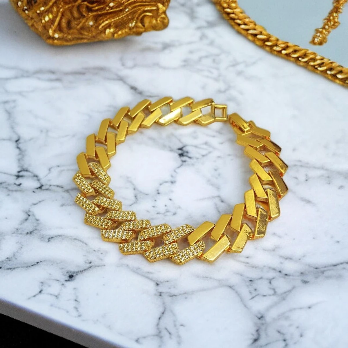 Gilded Glamour: A Mesmerizing Diamond Bracelet Gleaming with Radiant Golden Hues, an Ode to Opulence and Timeless Beauty