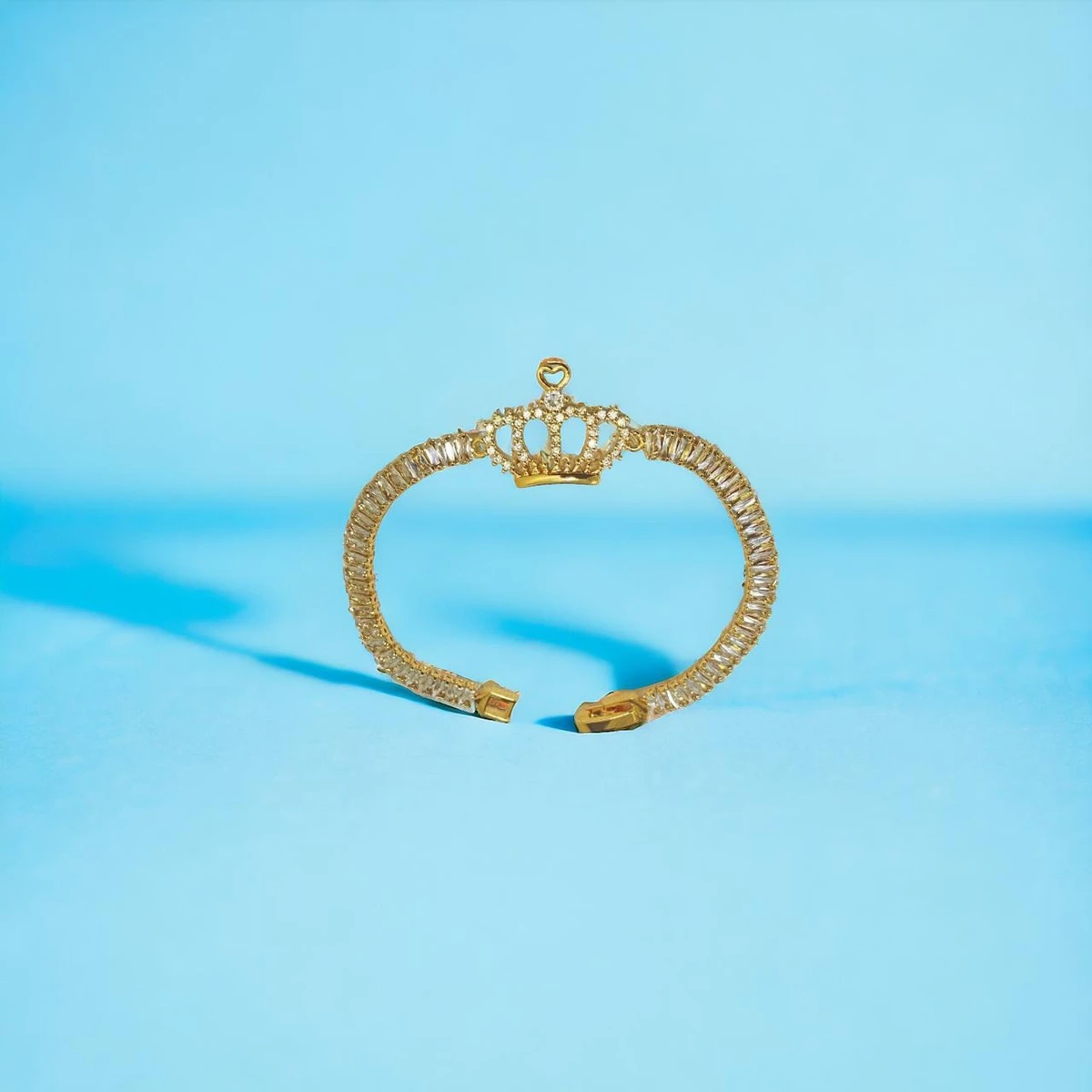 Majestic Majesty: Exquisite Golden Bracelet Adorned with a Crown-Shaped Charm