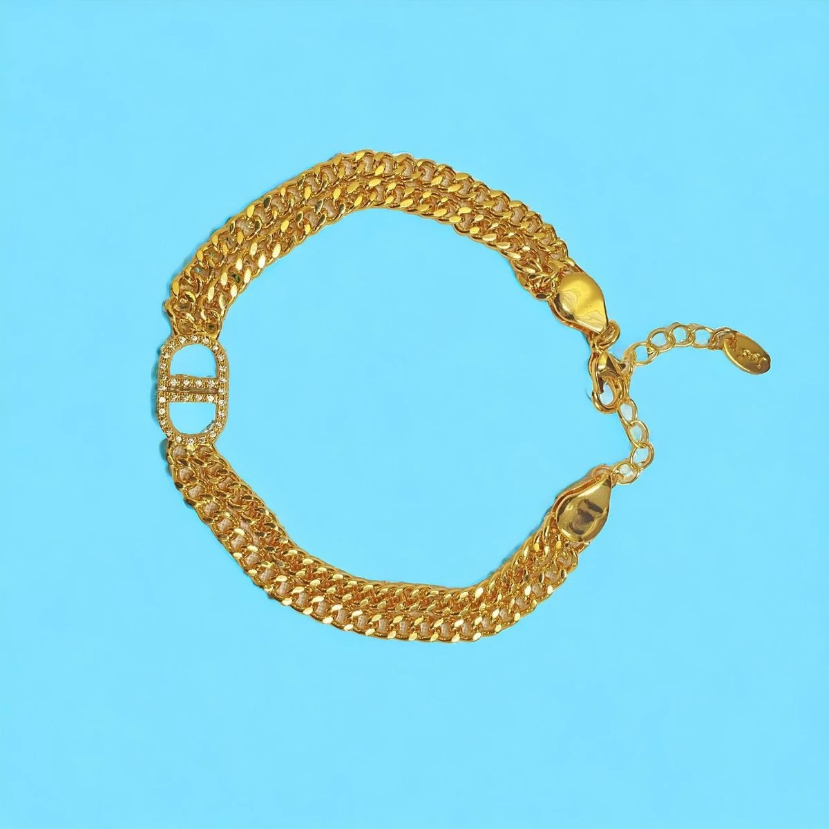 Golden Majesty: Exquisite Craftsmanship and Luxurious Design in this Opulent Bracelet