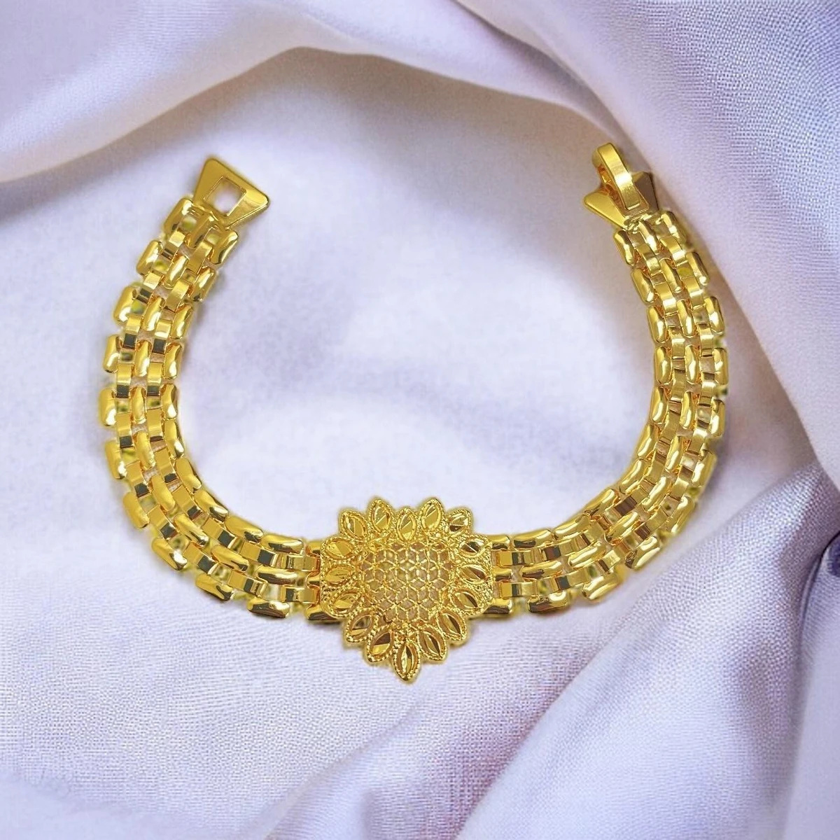 Royal Splendor: Exquisite Imitation  Gold Bracelet with Intricate Craftsmanship and Luxurious Rectangular Links, Centerpiece Highlighted