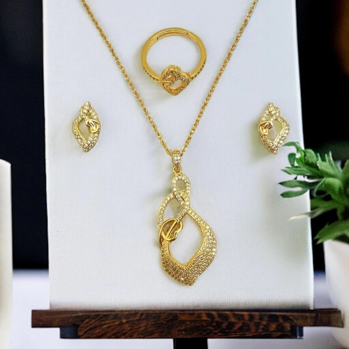 Gleaming Gold Elegance: Intricately Crafted Jewelry Set with Sparkling Stones