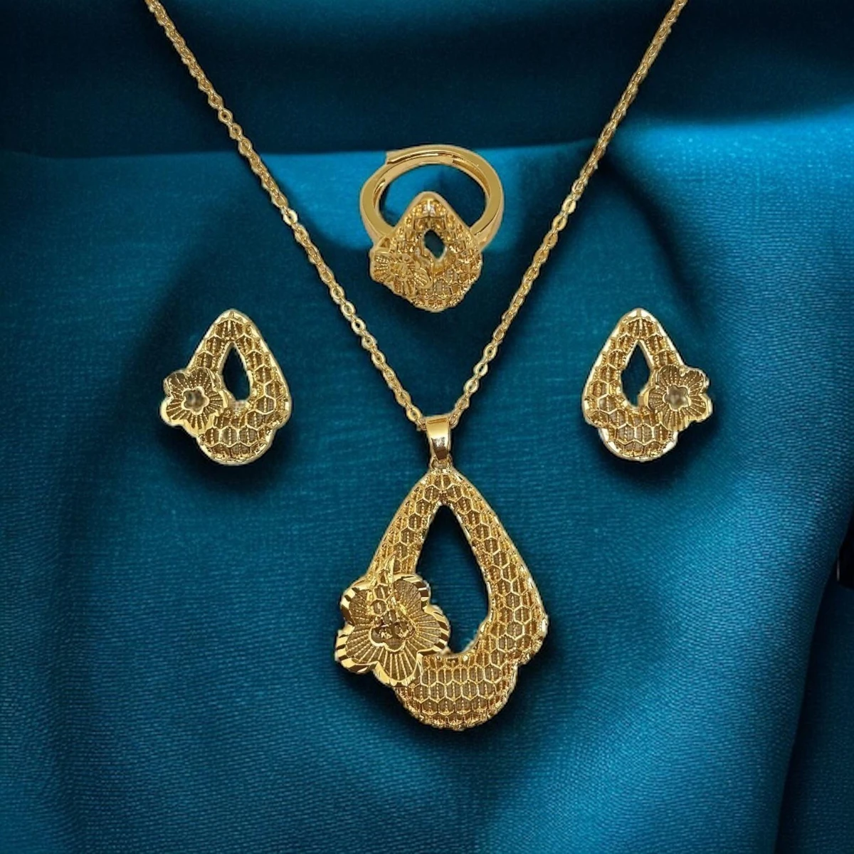 Royal Artistry: Luxurious Jewelry Collection with Intricate Designs