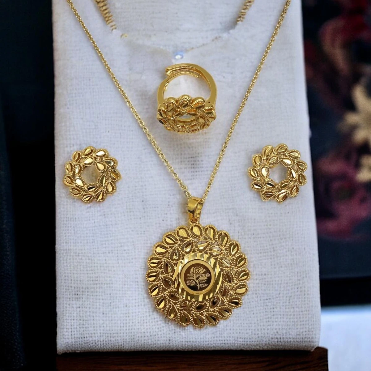 Petals in Gold: Luxurious Ensemble with Intricately Designed Floral Patterns Jewelry Set