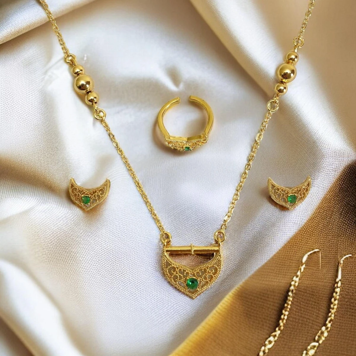 Ethereal Glamour: Opulent Imitation Gold Jewelry Set Embellished with Mesmerizing Gemstone, Radiating Timeless Beauty and Sophistication
