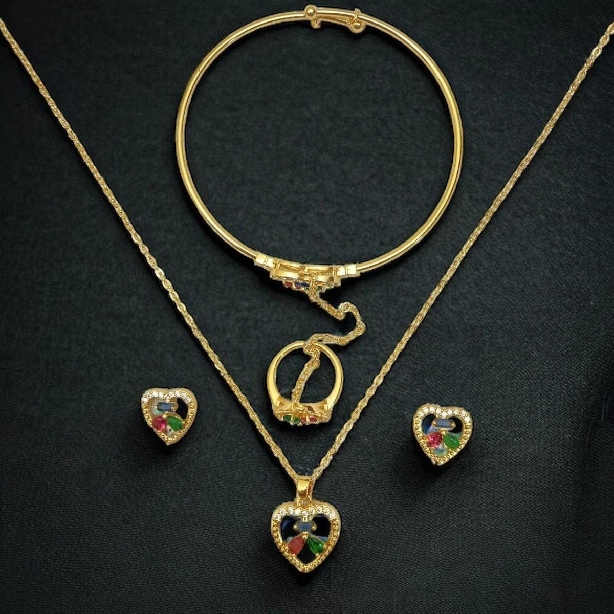 Heart's Elegance: Intricately Crafted Gold Jewelry Set Adorned with Radiant Heart Motifs